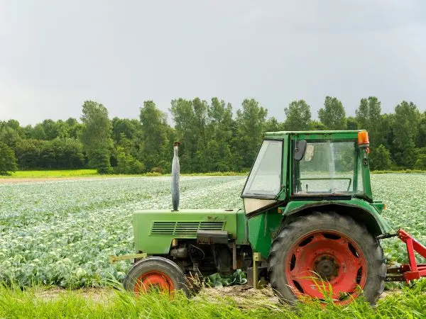 Un tractor labra el suelo de una explotación