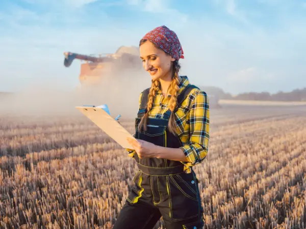 Mujer rural trabaja en una explotación, representando el emprendimiento de la mujer rural