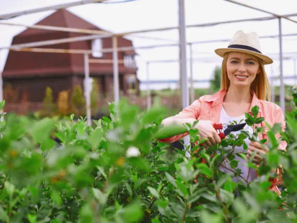 Una joven, perteneciente a la generación de los agro millennials, trabaja en su campo.