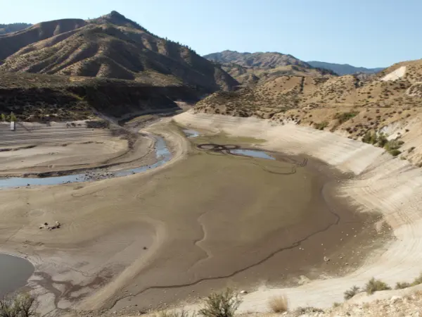 Embalse seco para el regadío, lo que destaca la importancia del agua desalada para riego.