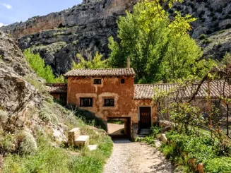 Casa rural ubicada en un entorno natural de España.