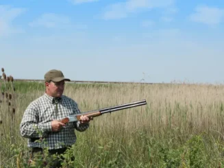 Cazador porta un arma en el campo durante la temporada de caza en Canarias 2024/2025.