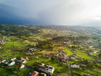 Vista aérea de uno de los pueblos que buscan habitantes en España.