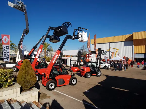 Maquinaria agrícola exhibida en la zona exterior de Agroexpo.