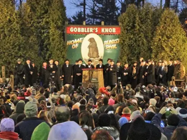 Decenas de miles de personas celebran el Día de la Marmota en Gobbler's Knob.