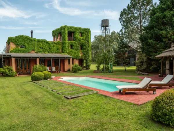 Finca rústica con un amplio jardín y piscina al aire libre.