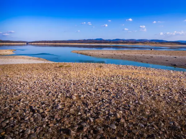 Un embalse presenta menos agua de la que puede almacenar por la sequía en España.