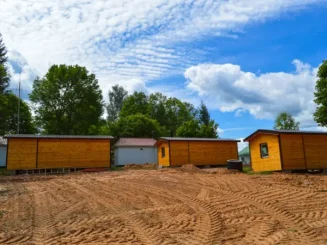 Conjunto de casas prefabricadas instaladas en un terreno.