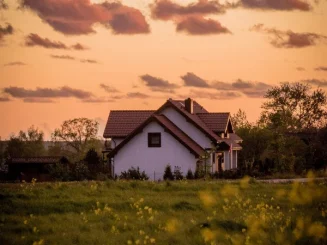 Casa de campo en finca rústica al atardecer.