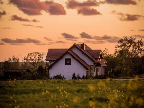 Casa de campo en finca rústica al atardecer.