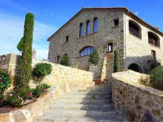 Casa rural de piedra en entorno natural.