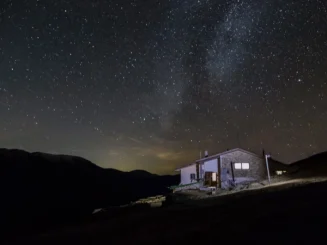 Casa rural iluminada de noche, muestra de que se puede poner luz en terreno no urbanizable.